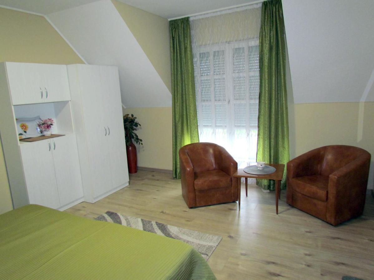 Leander Vendeghaz Hotell Gyenesdiás Exteriör bild